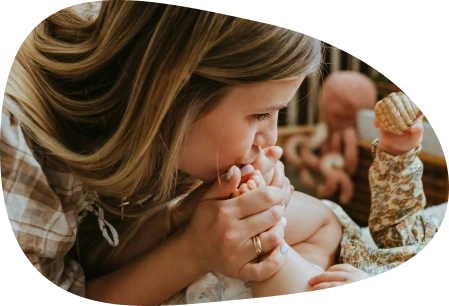 genderscreen parent kissing baby feet