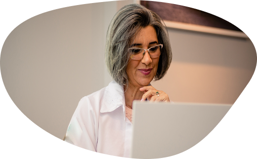 Bild som visar en barnmorska som sitter bakom en skärm.